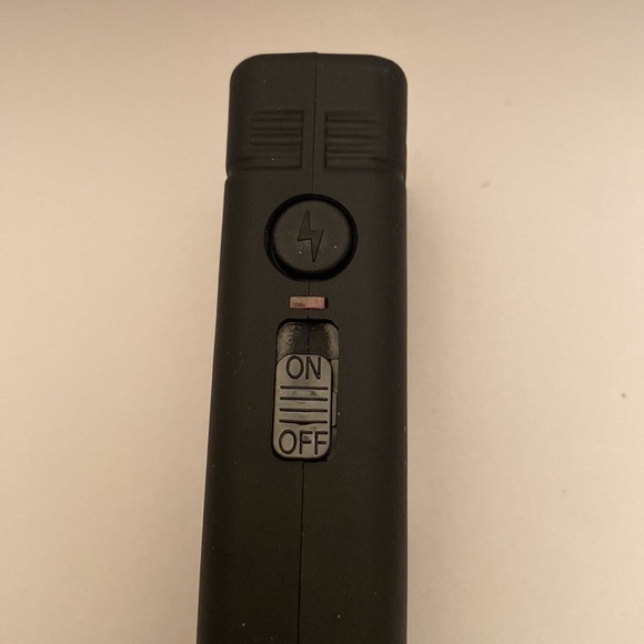 Black taser đź–¤ - Picture 2 of 5